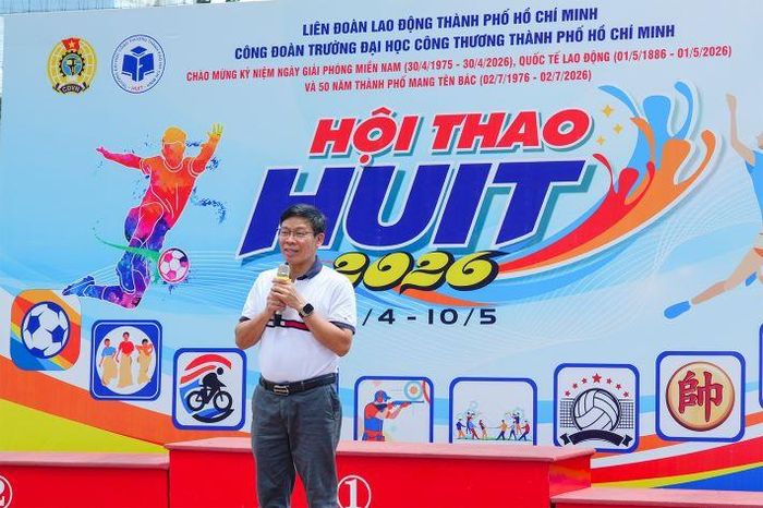 NGƯT. PGS. TS. Nguyễn Xuân Hoàn – Bí thư Đảng ủy, Hiệu trưởng Nhà trường, Trưởng ban chỉ đạo Hội thao phát biểu tại lễ Bế mạc