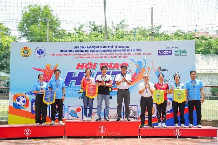 NGƯT. PGS. TS. Nguyễn Xuân Hoàn – Bí thư Đảng ủy, Hiệu trưởng Nhà trường, Trưởng ban chỉ đạo Hội thao trao giải môn Pickleball đôi nam nữ quản lý cho các VĐV
