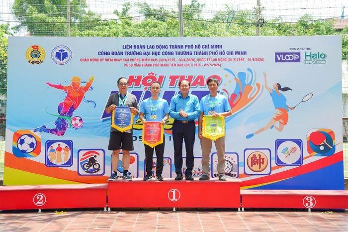 Ông Mai Ngọc Thuần - Ủy viên BCH Liên đoàn Lao động thành phố, Tổ phó tổ công tác quản lý địa bàn số 2 trao giải môn Cầu lông đôi nam tự do cho các VĐV