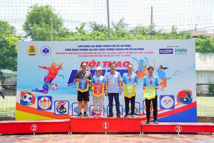 TS. Phan Xuân Cường - Phó Bí thư Đảng ủy, Trưởng phòng Công tác sinh viên trao giải môn Đua xe đạp chậm cho các VĐV