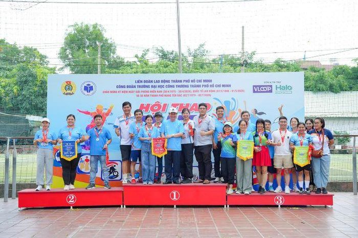 PGS.TS. Trần Phước - Trưởng khoa Tài chính - Kế toán trao giải môn Kéo co cho các đội thi