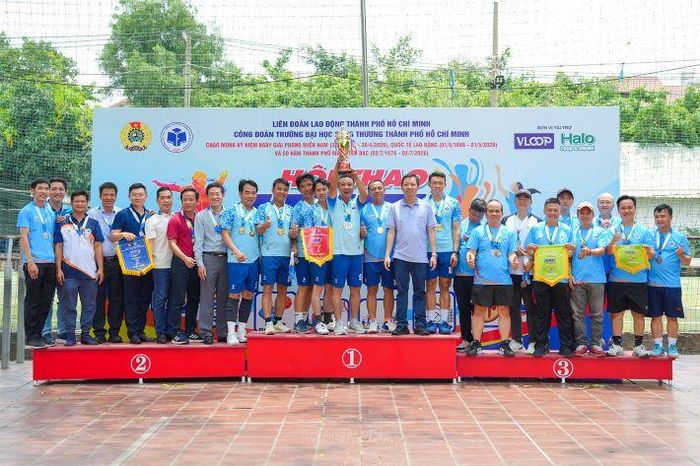 TS. Phan Xuân Cường - Phó Bí thư Đảng ủy, Trưởng phòng Công tác sinh viên và ThS. Bùi Chí Hiếu - Trưởng phòng Tổ chức Hành chính, Phó Trưởng ban Vì sự tiến bộ phụ nữ trao giải môn Bóng đá cho các đội thi