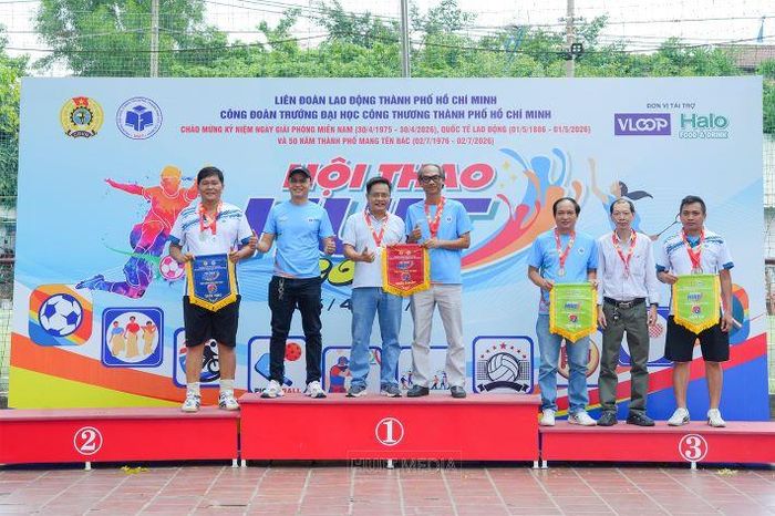 Ông Phạm Tuấn Anh - Đại diện Nhà tài trợ Halo Food &amp; Drink - Căng tin Cơ sở 1 trao giải môn Bóng bàn đôi nam cho các VĐV