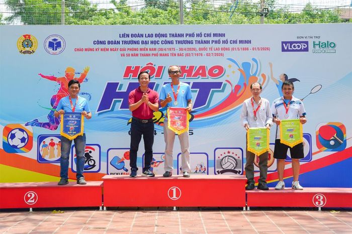 ThS. Bùi Chí Hiếu - Trưởng phòng Tổ chức Hành chính, Phó Trưởng ban Vì sự tiến bộ phụ nữ trao giải môn Bóng bàn đơn nam cho các VĐV