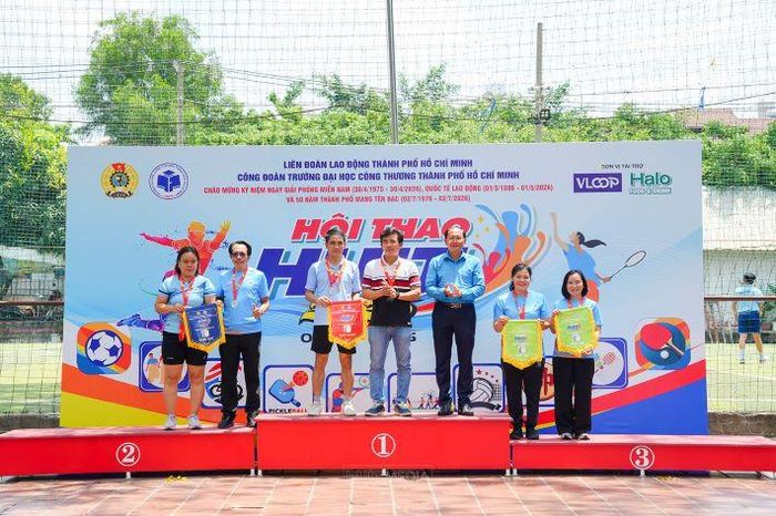 Ông Mai Ngọc Thuần - Ủy viên BCH Liên đoàn Lao động thành phố, Tổ phó tổ công tác quản lý địa bàn số 2 trao giải môn Bắn súng điện tử cho các đội thi