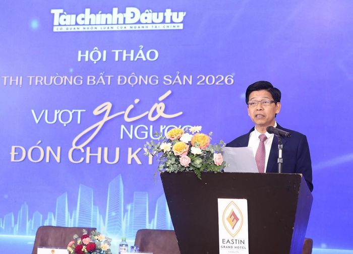 Ông Phạm Văn Hoành - Tổng Biên tập Báo Tài chính - Đầu tư phát biểu tại Hội thảo Thị trường bất động sản 2026: Vượt gió ngược đón chu kỳ mới. Ảnh: Lê Toàn.