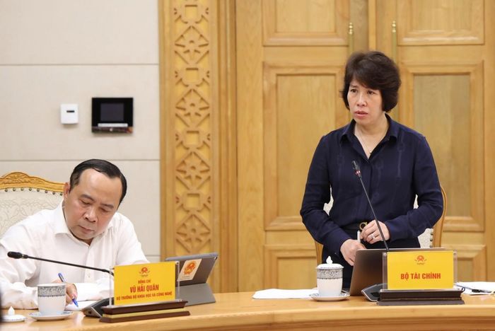 Thứ trưởng Bộ Tài chính Nguyễn Thị Bích Ngọc phát biểu tại cuộc họp. Ảnh: VGP.