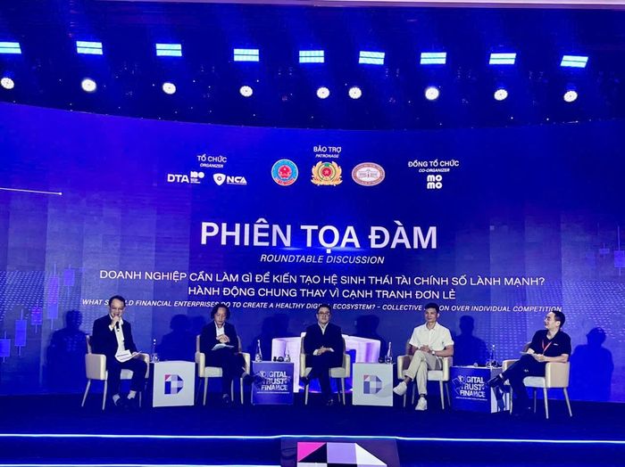 Các chuyên gia thảo luận tại phiên tọa đàm.