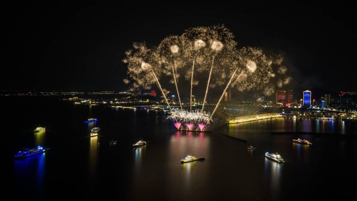 Màn trình diễn pháo hoa tại VUI-Fest Hạ Long đa dạng trải nghiệm đêm cho du khách.