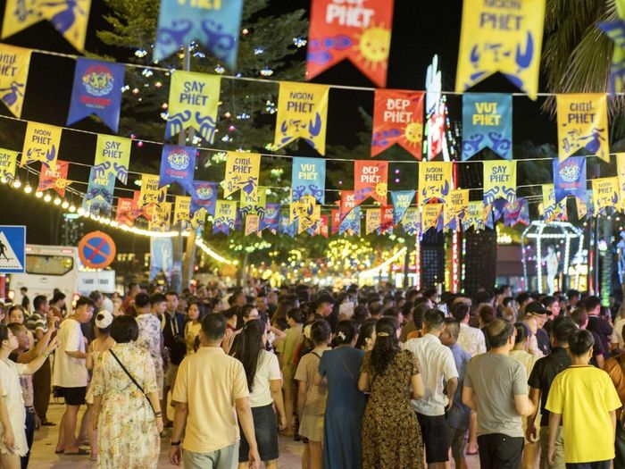 Toàn cảnh chợ đêm VUI-Fest Hạ Long.