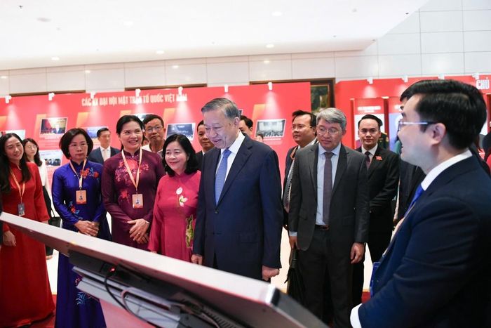 Tổng Bí thư, Chủ tịch nước Tô Lâm cùng các lãnh đạo tham qua không gian số trưng bày tại Đại hội.