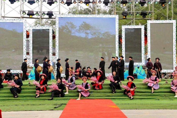 Trình diễn nghệ thuật tại lễ khai mạc.