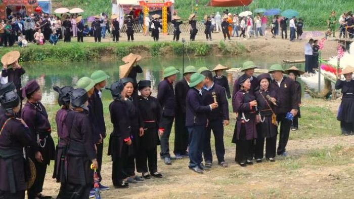 Hát Sli đối đáp bên dòng Bắc Sen.
