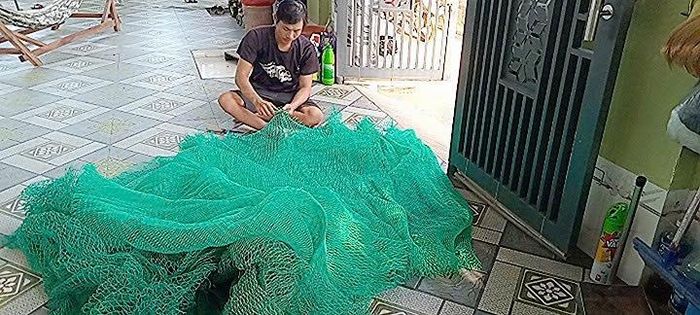 Nhờ có lưới mới, gia đình anh Nguyễn Đức Hiệp ở khu phố 5, phường Phú Thủy, tăng hiệu quả các chuyến đi biển và ổn định cuộc sống.