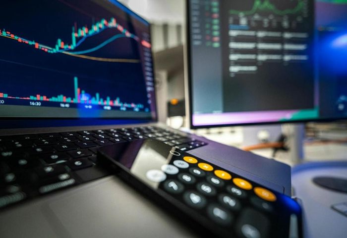 Dòng tiền luân chuyển sang nhóm ngân hàng, dầu khí và midcap giúp VN-Index duy trì sắc xanh dù thị trường rung lắc mạnh