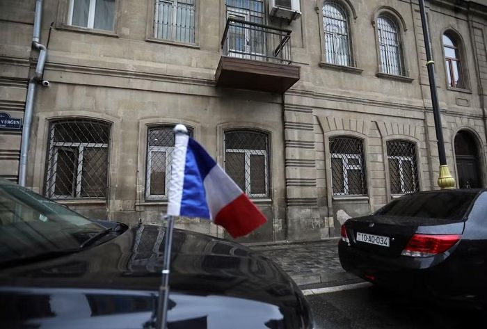 Quang cảnh bên ngoài tòa án tại Baku trong thời điểm diễn ra phiên xét xử. Ảnh: Reuters.