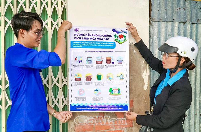 Cán bộ y tế phối hợp với chính quyền địa phương, lực lượng đoàn viên, thanh niên tuyên truyền các bệnh pháp phòng bệnh cho người dân tại xã Sông Đốc.