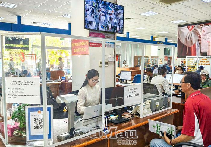 Người dân tra cứu thông tin giải quyết hồ sơ tại Trung tâm Phục vụ hành chính công tỉnh Cà Mau.