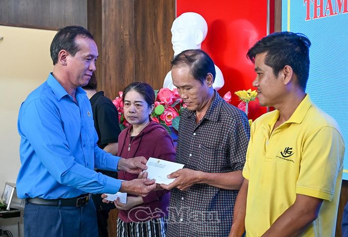 Chủ tịch LĐLĐ tỉnh Lý Công Bắc trao quà cho đoàn viên, người lao động khó khăn trên địa bàn phường Giá Rai.