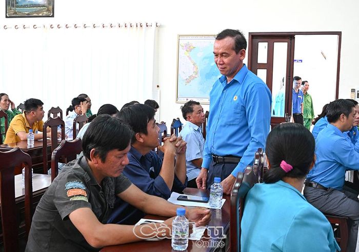 Chủ tịch LĐLĐ tỉnh Lý Công Bắc thăm hỏi đời sống người lao động.