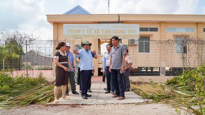  Đoàn khảo sát tại Trạm Y tế xã Tân Ân.