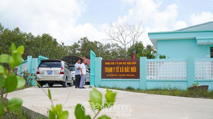 Xã Đất Mũi vừa đầu tư nâng cấp tuyến lộ 3 m dẫn vào Trạm Y tế xã.