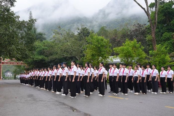 Hàng trăm đội viên, thiếu nhi tham gia màn đồng diễn Nghi thức Đội trong không gian núi rừng Pác Bó hùng vĩ.