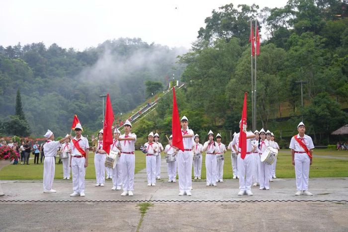 Đội Nghi lễ thiếu nhi thực hiện các phần nghi thức trong Lễ Chào cờ cấp Trung ương kỷ niệm 85 năm thành lập Đội TNTP Hồ Chí Minh.