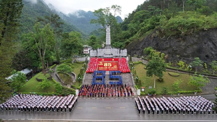Toàn cảnh chương trình đồng diễn Nghi thức Đội chào mừng kỷ niệm 85 năm Ngày thành lập Đội TNTP Hồ Chí Minh tại Khu di tích Quốc gia đặc biệt Pác Bó, tỉnh Cao Bằng.