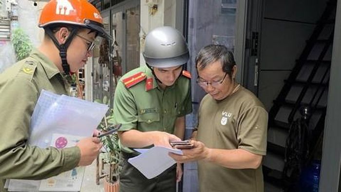 Lực lượng Công an phường trả kết quả và hướng dẫn một số thủ tục cần thiết cho người dân tại nhà