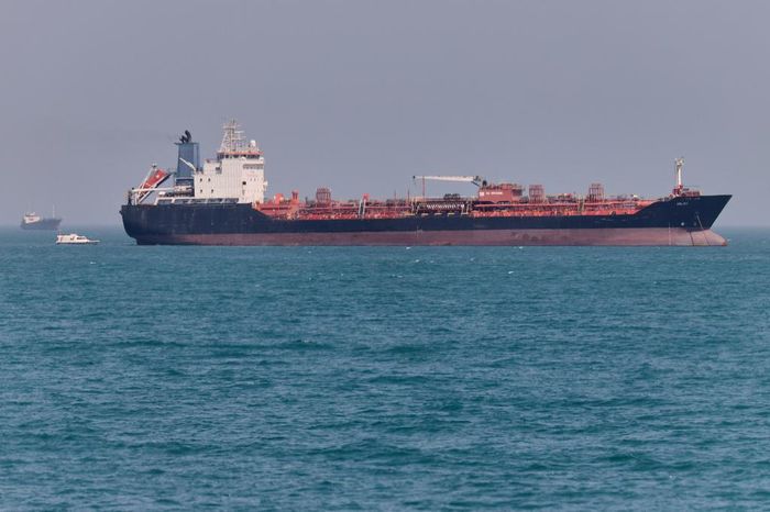 Một tàu chở dầu neo đậu tại eo biển Hormuz ngoài khơi Bandar Abbas, Iran, ngày 2/5/2026. (Ảnh tư liệu: Amirhosein Khorgooi/ISNA/AP)