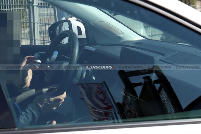 Bảng điều khiển trung tâm có cấu trúc phân tầng với các đường nét nằm ngang. (Ảnh: Carscoops)