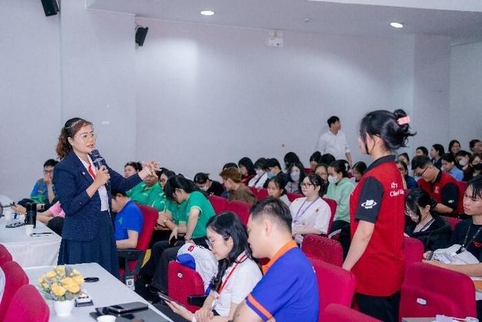 Không khí tại các buổi thảo luận và giao lưu giữa sinh viên và báo cáo viên luôn sôi nổi, hào hứng.
