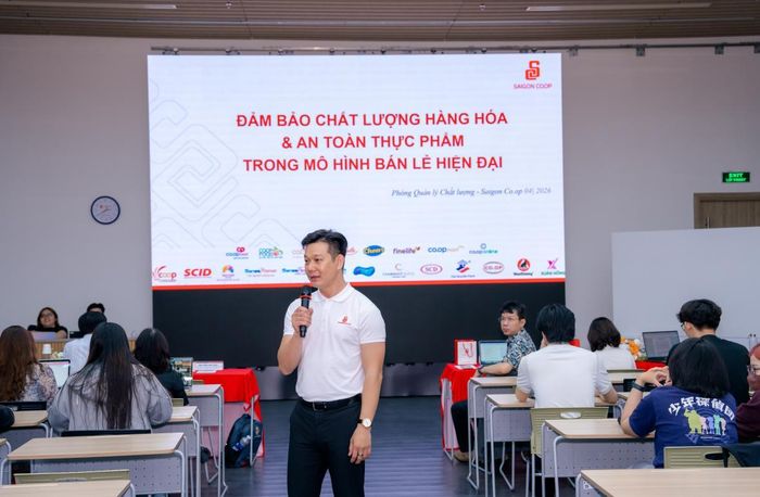 Ông Huỳnh Thanh Tuấn – Giám đốc Quản lý Chất lượng Saigon Co.op - chia sẻ tại hội thảo.