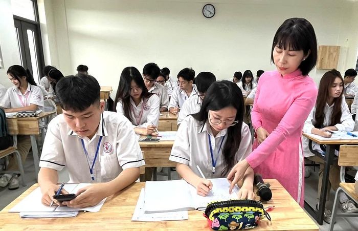 Giáo viên Trường Trung học phổ thông Yên Viên (xã Phù Đổng) hướng dẫn học sinh lớp 12 ôn tập. Ảnh Minh Khang