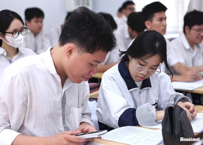 Các em học sinh tập trung luyện và chữa đề trong những ngày ôn thi nước rút. Ảnh: Thanh Tùng