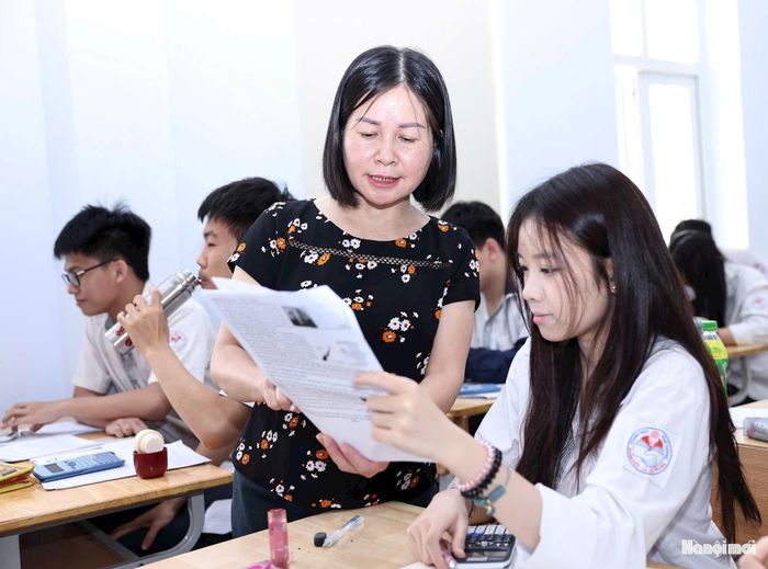 Cô giáo chữa đề thi tốt nghiệp môn Vật lý cho các em học sinh. Ảnh: Thanh Tùng