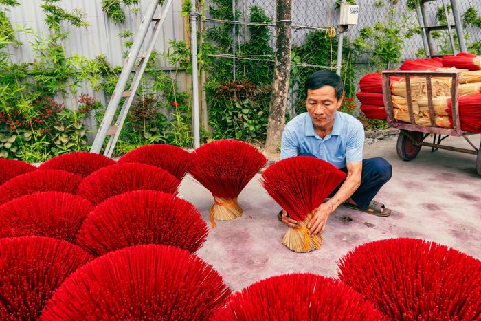 Những bó tăm xòe rộng như những đóa hoa bừng nở trên sân phơi.
