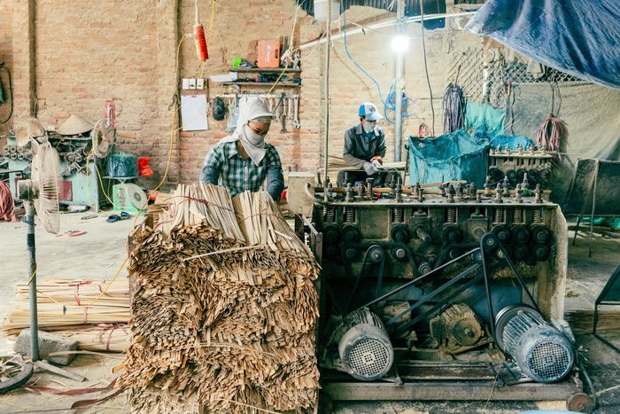 Đằng sau sự vận hành của máy móc luôn là những thao tác chuyên nghiệp, tập trung cao độ của người thợ.