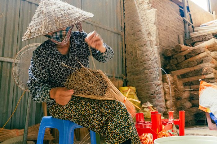 Sau khi được xử lý qua máy làm tròn, những thanh tăm hương được người thợ kiên nhẫn sàng lọc theo độ dài, bảo đảm từng bó sản phẩm được đều tăm tắp.