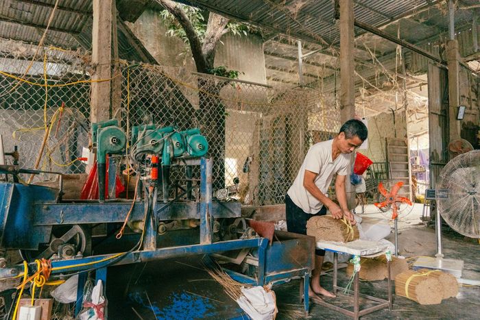 Khi đã được cắt theo kích thước từng loại nhang, bó tăm hương tiếp tục trải qua các công đoạn kiểm tra chất lượng nghiêm ngặt trước khi hoàn thiện.