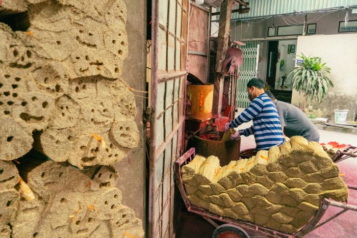 Từng bó tăm được nhúng vào thùng phẩm đỏ - công đoạn tạo nên màu sắc rực rỡ cho những bó tăm hương truyền thống.