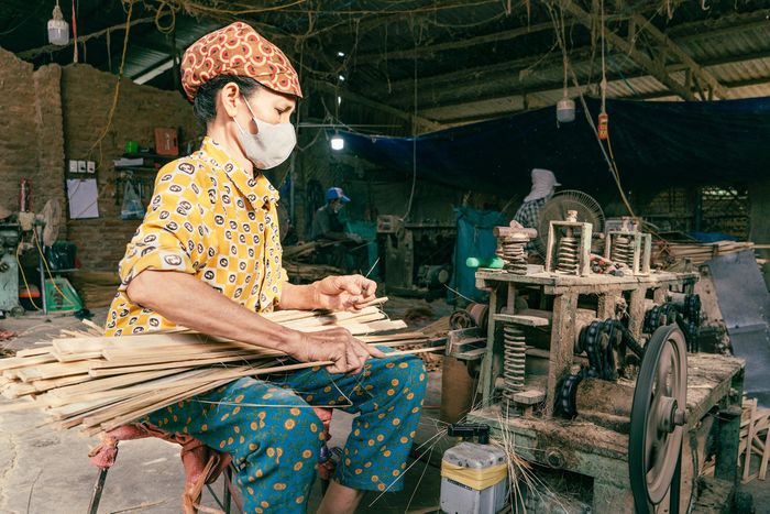 Trong lớp bụi gỗ mờ ảo, thanh gỗ thô dẹp dần trở thành các sợi tăm mỏng.