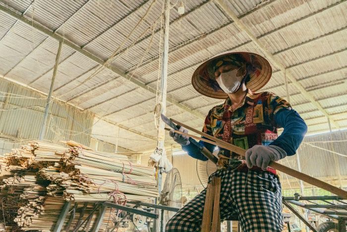 Dù máy móc hỗ trợ nhiều công đoạn nhưng thao tác thủ công dứt khoát và cẩn trọng của người thợ vẫn giữ vai trò quan trọng trong xưởng sản xuất.