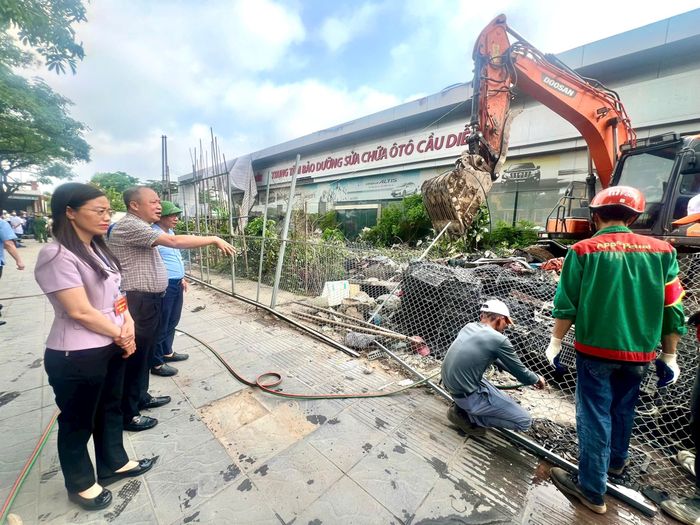Bí thư Đảng ủy phường Phú Diễn Nguyễn Lê Hoàng kiểm tra tiến độ tại buổi cưỡng chế. ảnh: VD