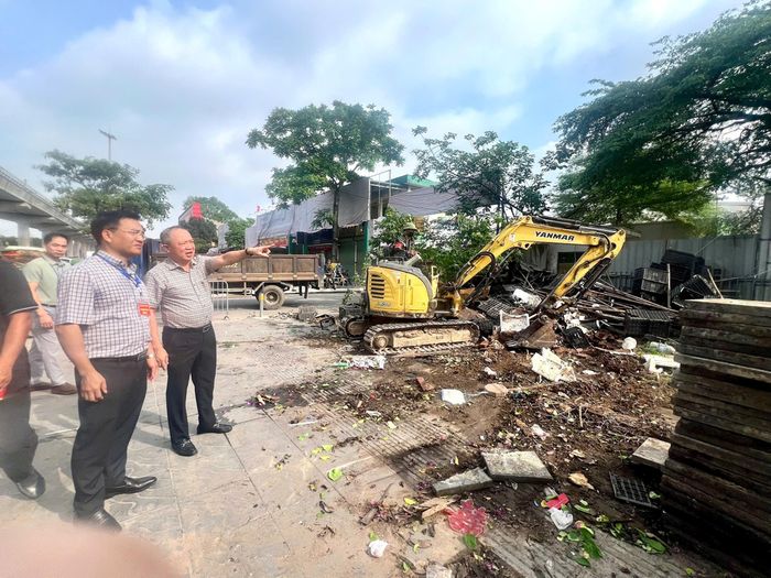 Buổi cưỡng chế diễn ra trong 2 tiếng sáng 12-5.
