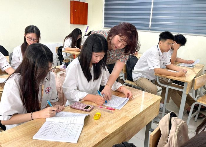 Cô và trò Trường THPT Yên Viên trong giờ ôn tập chuẩn bị cho kỳ thi tốt nghiệp THPT năm 2026. Ảnh: Lê Nguyễn