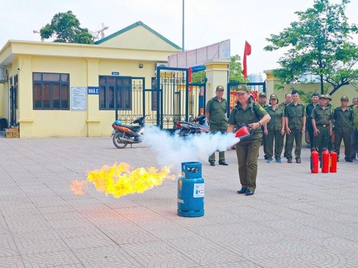 Các Học viên được trực tiếp thực hành sử dụng bình chữa cháy, thao tác xử lý các tình huống cháy giả định. Ảnh: PV