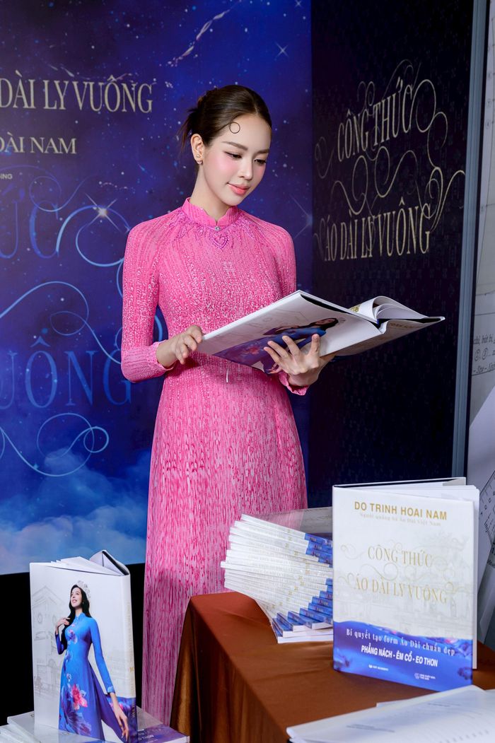 Hoa hậu Thanh Thủy trong tà áo dài ly vuông. Ảnh: Hoài Ngọc