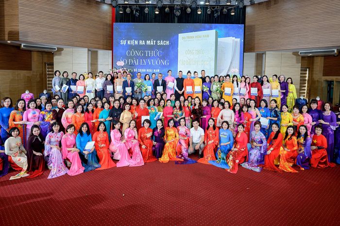 Áo dài ly vuông mở ra câu chuyện về việc ứng dụng và lan tỏa tri thức văn hóa Việt Nam. Ảnh: Hoài Ngọc